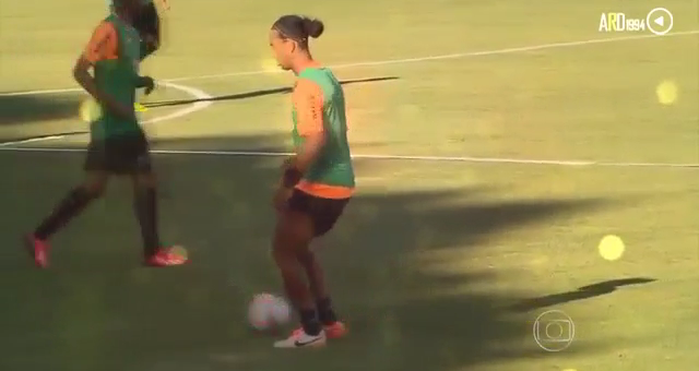 Video bóng đá: Ronaldinho diễn xiếc trên sân tập