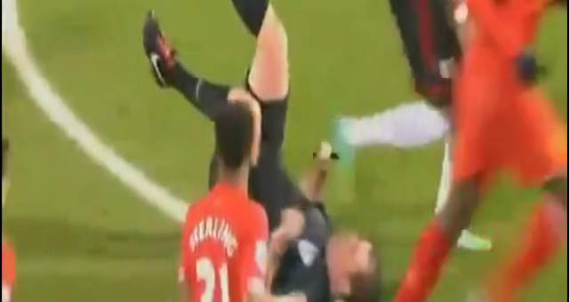 Video hài hước: Trọng tài bị Toure xô ngã chỏng vó giữa sân