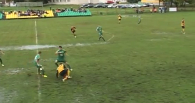 Video bóng đá: Trận đấu bóng dưới mặt sân đầy nước