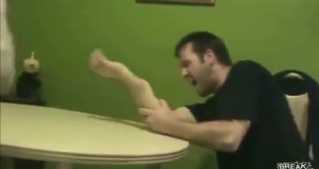 Video: Kinh hoàng gẫy tay khi đang vật tay