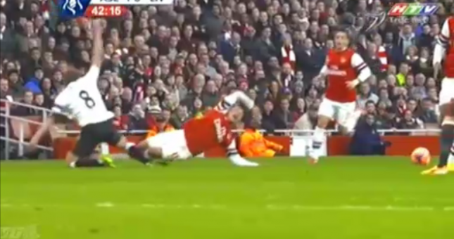 Video bóng đá: Những pha bóng thô bạo trong trận Arsenal-Liverpool