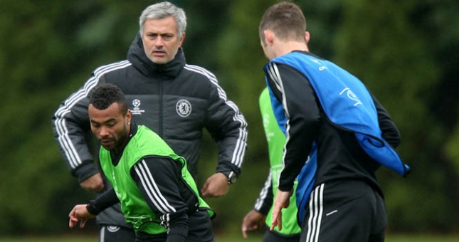 Sốc: Mourinho khuyên Hodgson loại Ashley Cole khỏi ĐT Anh