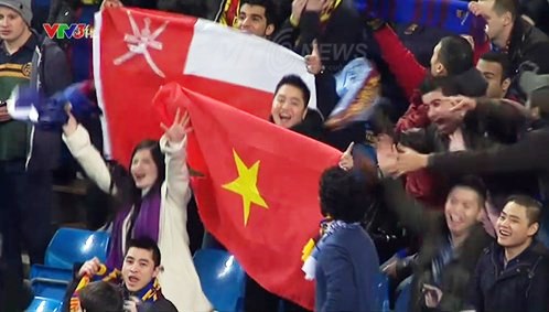 VIDEO: CĐV Việt Nam mang Cờ đỏ sao vàng khuấy động Etihad