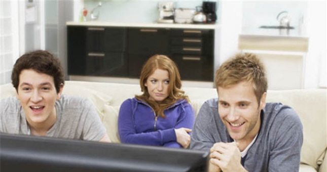 Fan nam thích xem bóng đá hơn ngủ với vợ