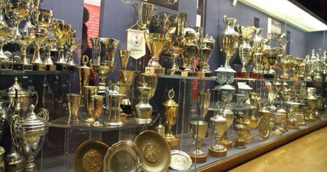 Tham quan phòng truyền thống MU, CĐV Barca chế nhạo Man City