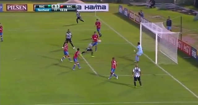 Video bóng đá: Pha bỏ lỡ khó tin nhất trong lịch sử bóng đá