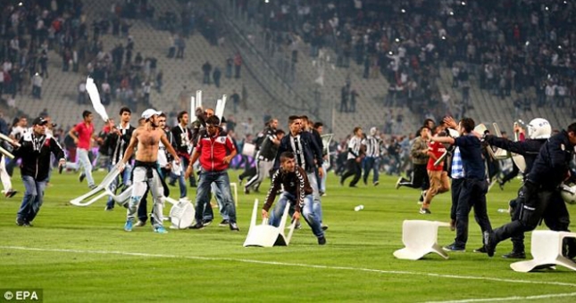 Hỗn chiến kinh hoàng trước trận đấu của Drogba