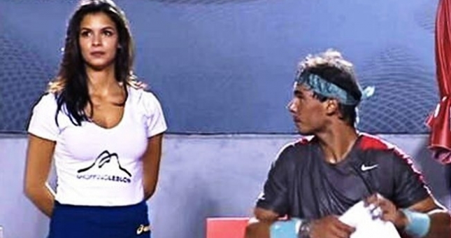 Nadal 'lác mắt' trước người mẫu nhặt bóng siêu vòng 1