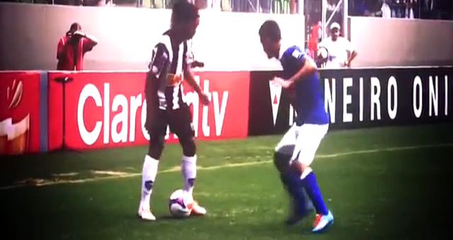 Video bóng đá: Ronaldinho làm động tác giả đối phương không dám vào tranh bóng