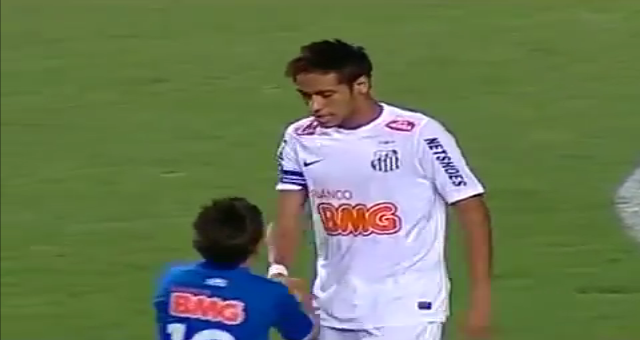 Video bóng đá: Fan nhí lao vào sân để xin chữ ký của Neymar