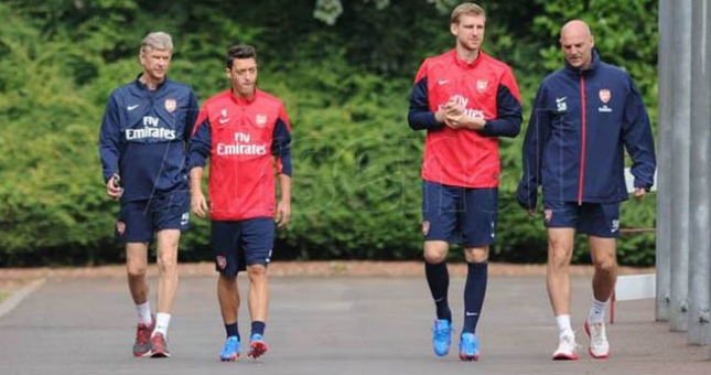 HLV Wenger cho Ozil trở về Đức nghỉ ngơi tìm cảm hứng