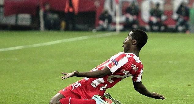 Fan Arsenal chúc mừng tiền đạo Olympiakos phá lưới MU