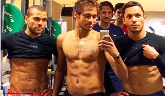 Neymar cởi trần khoe bụng 6 múi