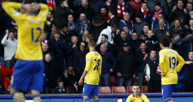 Thua sốc Stoke, Arsenal bị Liverpool vượt mặt