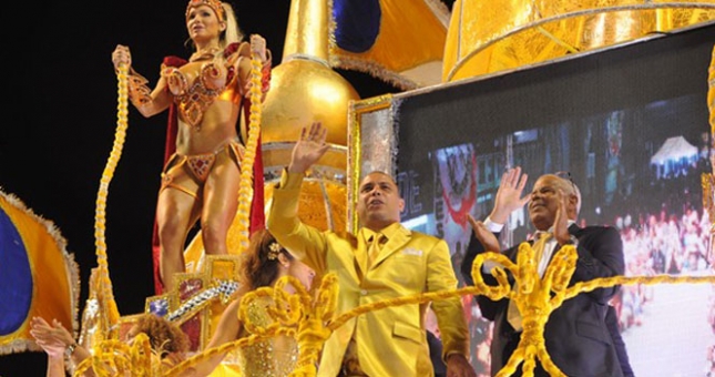 Rô ‘béo’ diện ‘cây vàng’ dự tiệc cùng gái đẹp