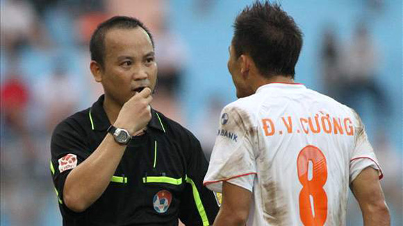 Trọng tài bỏ sót thẻ đối với Đình Đồng bị “treo còi”