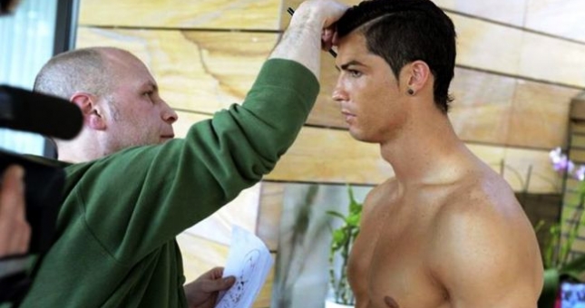 Ronaldo thường khiến trọng tài phải đợi vì bận soi gương