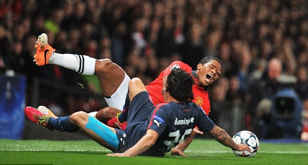 Video bóng đá: Pha va chạm khiến Valencia sưng vù mắt