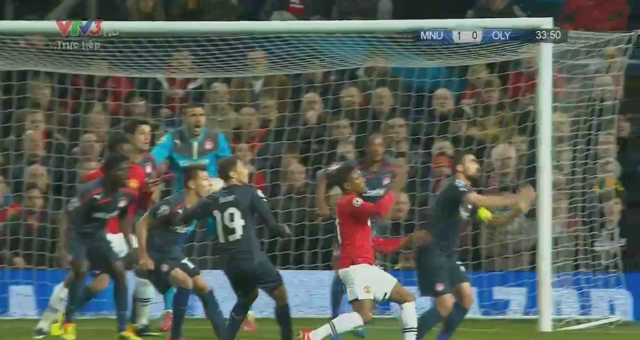 Video bóng đá: Tình huống Roberto từ chối cú đánh đầu hiểm của Evra