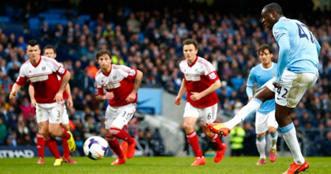 Yaya Toure lập hat-trick, Man City trở lại đường đua
