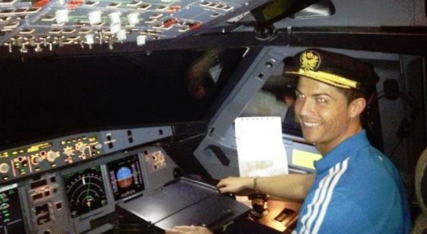 Ronaldo chơi trội, thuê 4 máy bay dự World Cup 2014