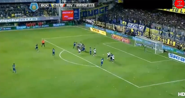 Video danh thủ: Juan Riquelme sút phạt khiến thủ môn đứng nhìn