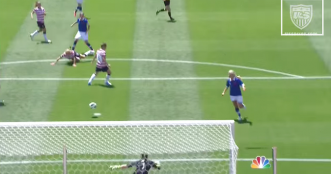 Video bóng đá: Phản xạ tuyệt vời của nữ thủ môn tuyển Mỹ