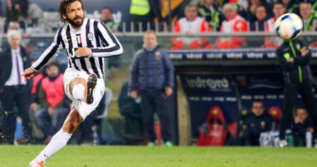 Video bóng đá: Andrea Pirlo lập siêu phẩm đá phạt tại Europa League