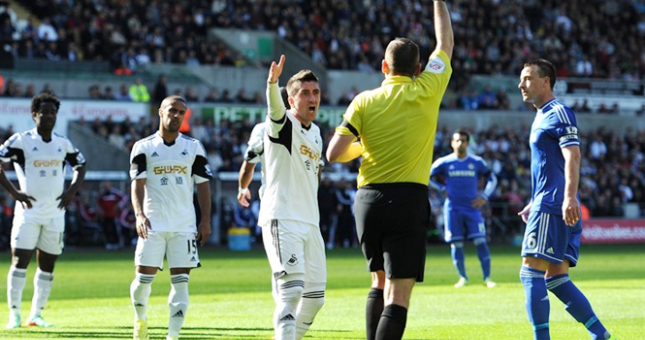 Video bóng đá: John Terry xúi trọng tài đuổi cầu thủ Swansea
