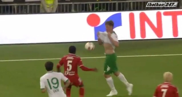 Nổi tiếng toàn cầu vì khống chế bóng bằng áo và nhận thẻ vàng