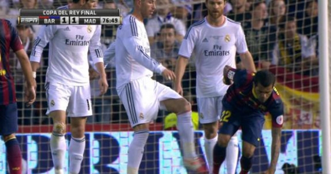 Bị Alves từ chối bắt tay, Ramos ‘hùng hổ’ đá lại