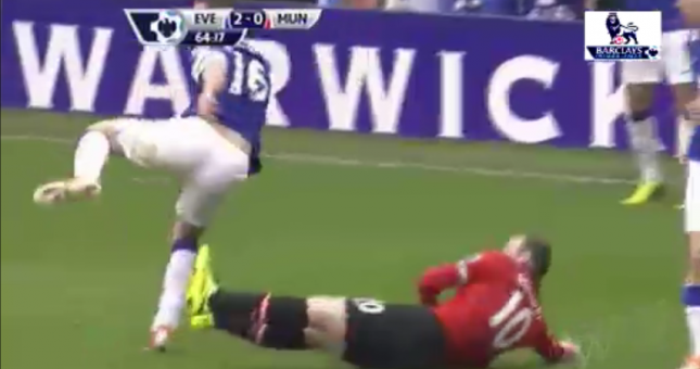 Video bóng đá: Tình huống vào bóng thô bạo của Rooney