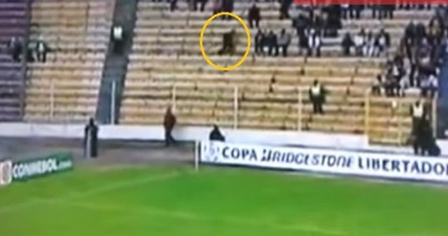 Rợn tóc gáy với cảnh hồn ma chạy trong trận đấu bóng