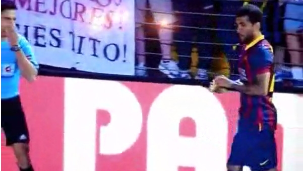 Dani Alves nhặt chuối ăn ngon lành khi bị CĐV Villarreal ném