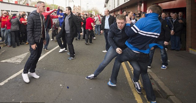 CĐV Liverpool và Chelsea ‘đấu võ’ bên ngoài sân Anfield