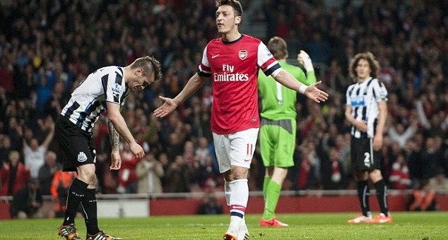 Arsenal 3-0 Newcastle: Ozil chói sáng, Pháo thủ giữ vững vị trí top 4