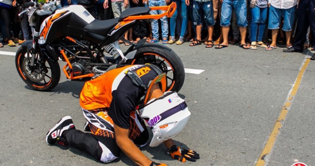 Video đua xe: Tay đua Malaysia vái lạy khán giả Việt Nam