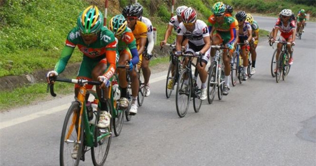 Đua xe đạp về Điện Biên: Khốc liệt chặng Hòa Bình