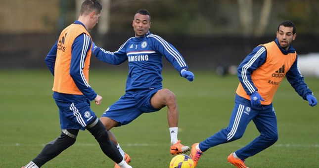 Man City đang tiến gần đến Ashley Cole hơn bao giờ hết