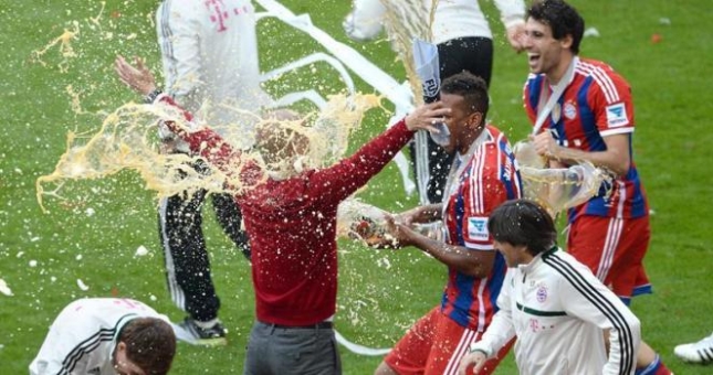 Bayern Munich ăn mừng Đĩa bạc Bundesliga, Pep Guardiola lần đầu tắm bia