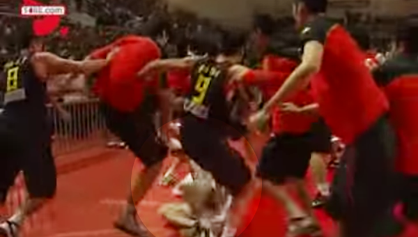 VIDEO: Cầu thủ Trung Quốc điên cuồng tấn công đội bạn