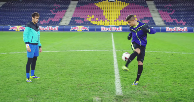 VIDEO: Neymar thi tâng bóng với thần đồng của AC Milan