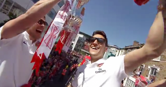 VIDEO: Arsenal diễu hành ăn mừng Cúp FA trong biển người