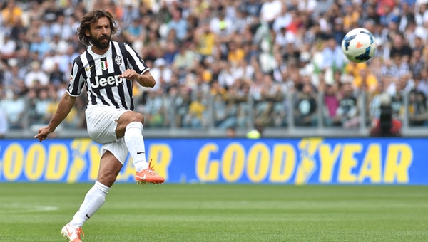 VIDEO: Pirlo sút phạt siêu đẳng khiến đối phương phản lưới