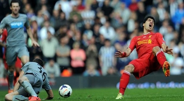 Bị dọa giết vì khiến Suarez chấn thương