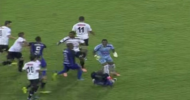 Cầu thủ suýt no đòn vì chơi bóng thiếu fair-play