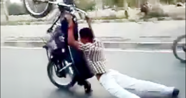 Video đua xe: Màn bốc đầu siêu đẳng của 'dân tổ' Pakistan