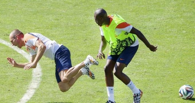 ĐT Hà Lan lục đục: Robben suýt tẩn đồng đội trẻ ngay trên sân tập
