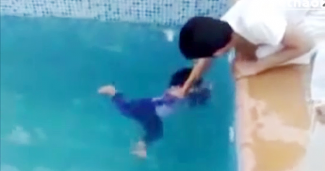 VIDEO cách dạy trẻ em tập bơi gây sốc của dân Ả Rập