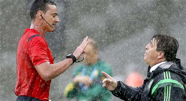 Trọng tài liên tiếp sai lầm trong ba trận đầu World Cup 2014